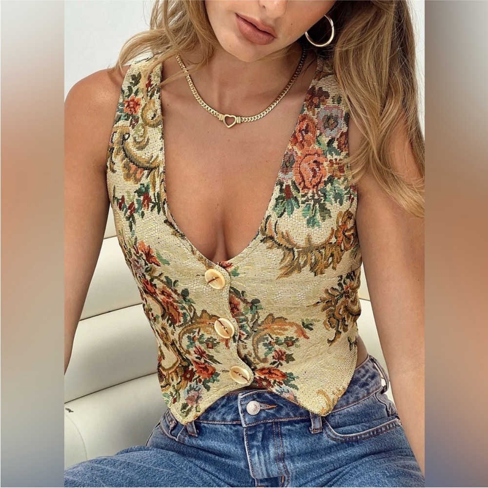 Princess Polly Brinna Tapestry Floral Patterned Button-Up Vest Top - Picture 1 of 10